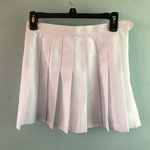 AMERICAN APPAREL white pleated skirt